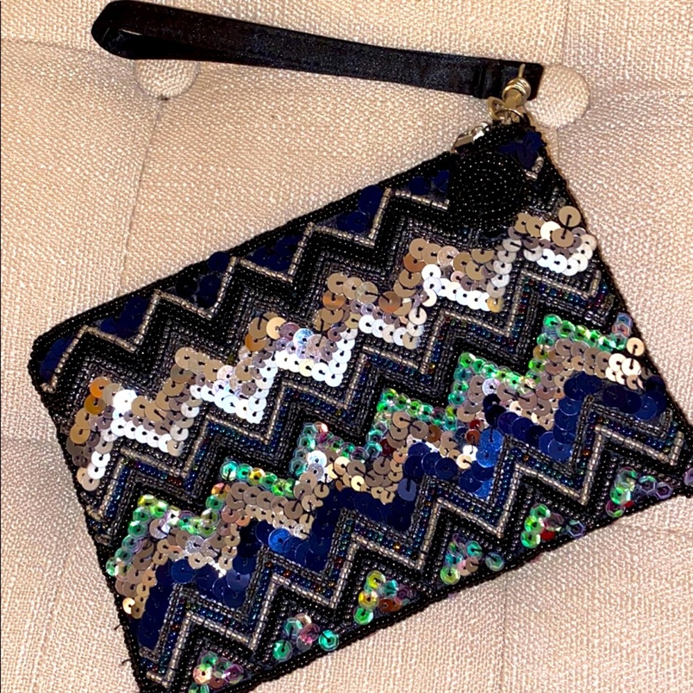 Beautiful Sequined Zig-Zag Patterned Wristlet - image 3